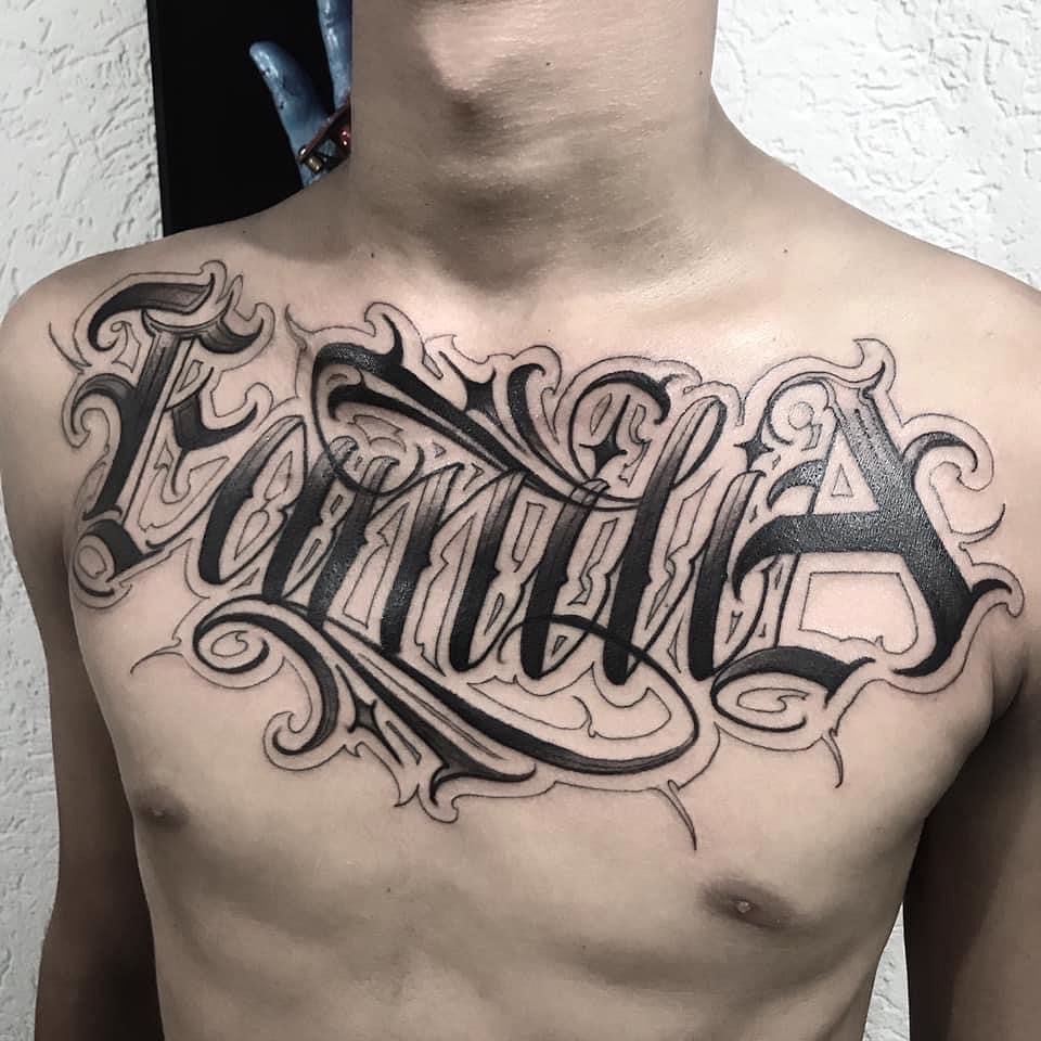 Tatuagem de Escrita no Peito - Por Baganos