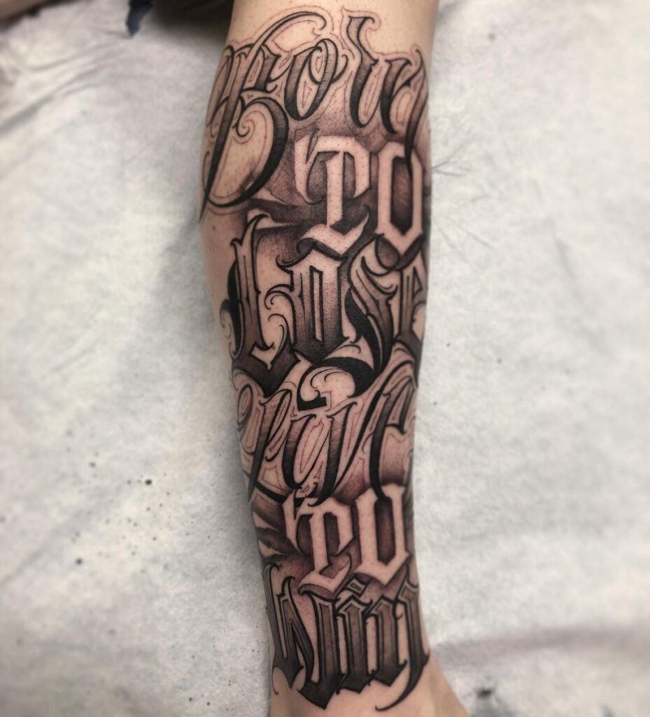 Tatuagem de Escrita na Perna por Bigmeas