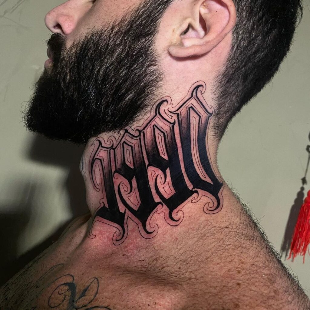 Tatuagem de Escrita no pescoço por Caio Cruz